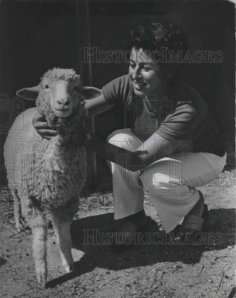 1976 Sally Papia of Sally&#39;s Steak House with Wisconsin Fair Sheep - Historic Images