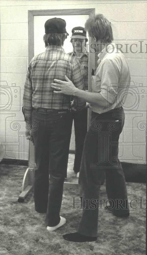 1987 Rick Schultz with patient Scott Herron at rehabilitation center-Historic Images