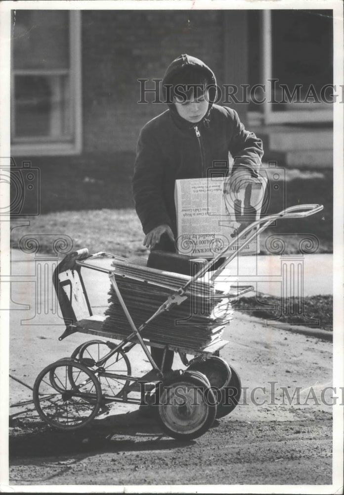 1971 Press Photo Milwaukee Journal Newsboy, Tony Martin on his route, Milwaukee - Historic Images