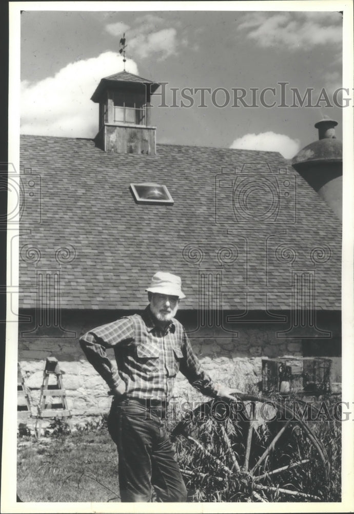 1981 Press Photo Portrait painter James Jay Ingwersen in front of his studio-Historic Images