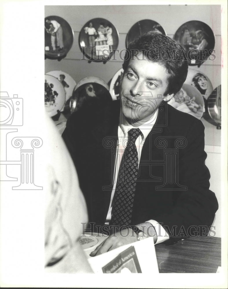 1981 Press Photo Scott Ingram promotes his collectors&#39; plates &amp; figurines - Historic Images