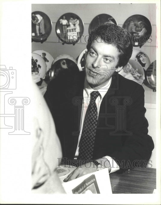 1981 Press Photo Scott Ingram promotes his collectors' plates & figurines - Historic Images