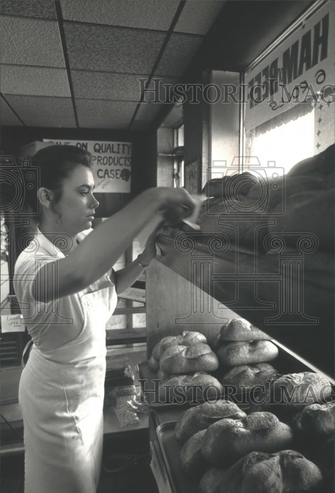 1991 Milwaukee&#39;s Debbie Bruns sets out bread in Ingrili&#39;s Deli-Historic Images