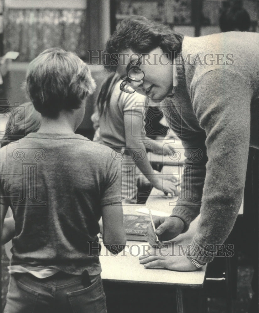 1984 Peggy Haubert fingerprints kids at Columbia Hospital Booth-Historic Images