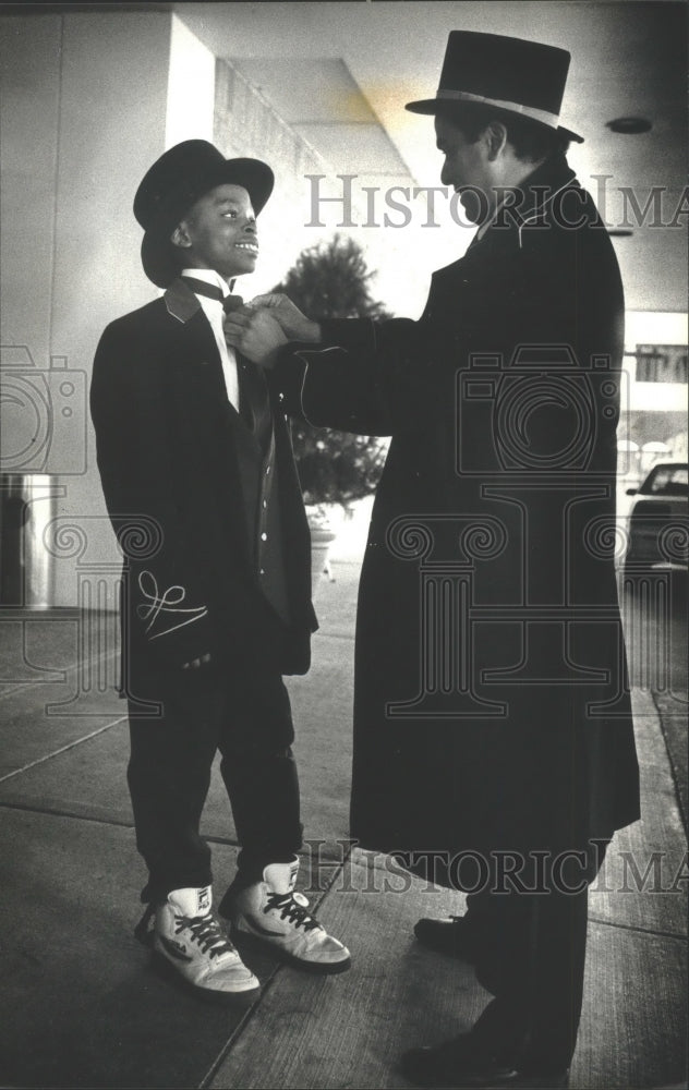 1992 Bobby Mariscal fixes Phil Calvert&#39;s tie at Hyatt Regency Hotel-Historic Images