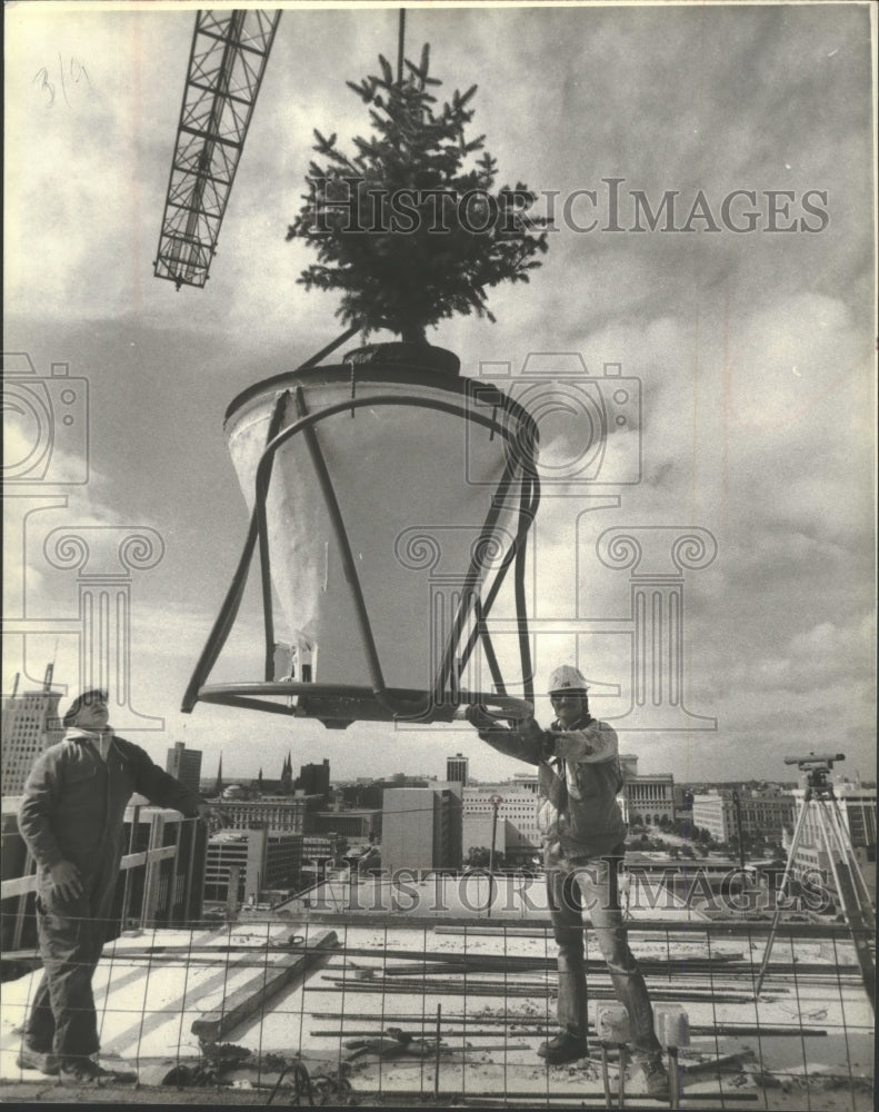 1979 Press Photo Topping off ceremony at Hyatt Regency Hotel - mjb72556 - Historic Images