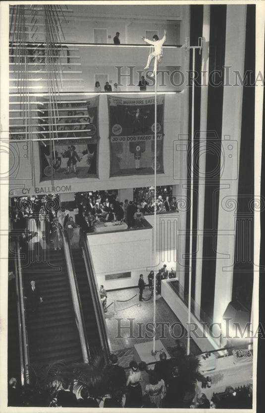 1985 Tony Nocks on 60-foot sway pole at Heart Ball VII in Milwaukee - Historic Images