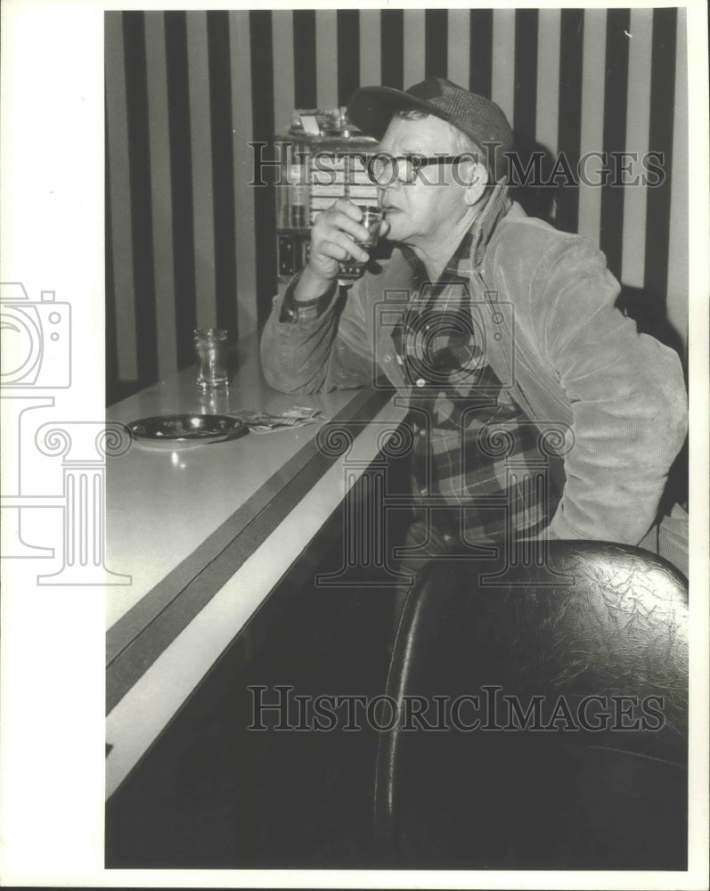 1971 Press Photo Oscar Davis, lumberjack and miner, at a bar in Hurley-Historic Images