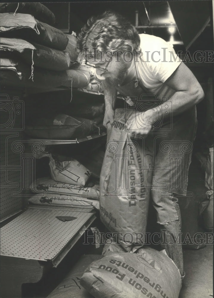 1980 Press Photo Randy Whitehall stacked shelves at Outpost Natural Foods - Historic Images
