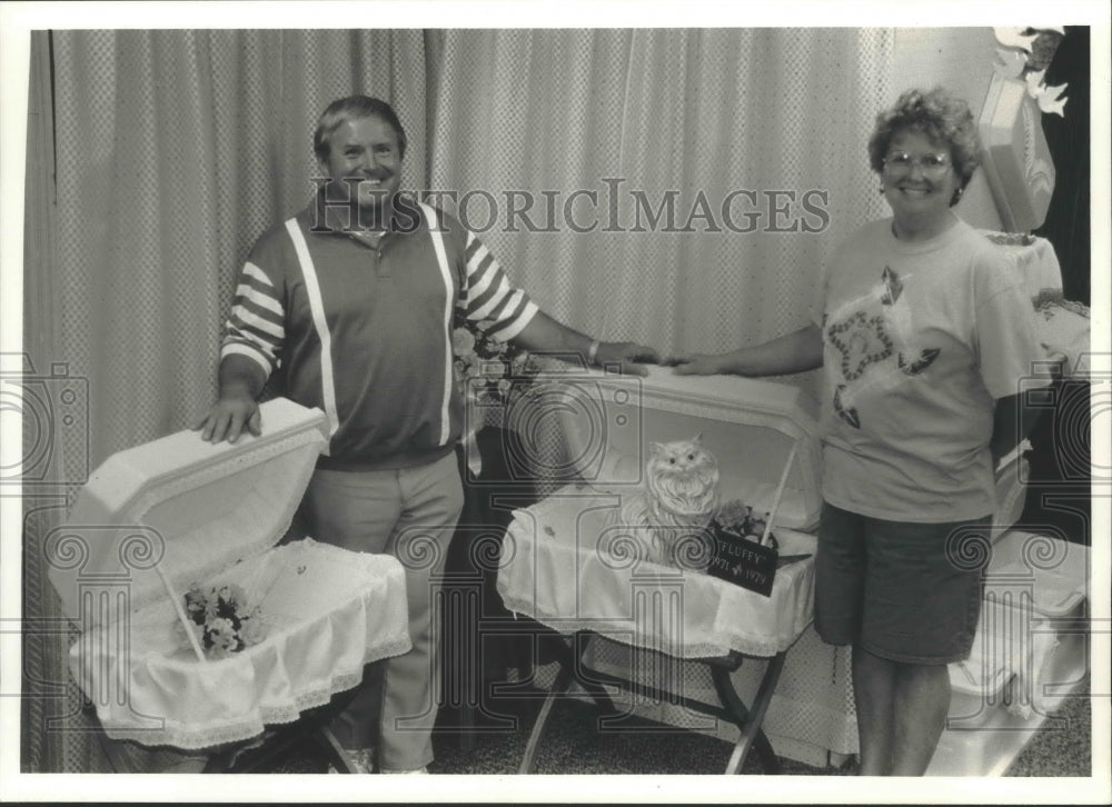 1992 Press Photo Dennis &amp; Jeanne Hoegh, owners of Hoegh Industries, pet cemetery - Historic Images