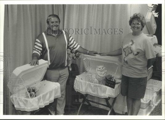 1992 Press Photo Dennis & Jeanne Hoegh, owners of Hoegh Industries, pet cemetery - Historic Images