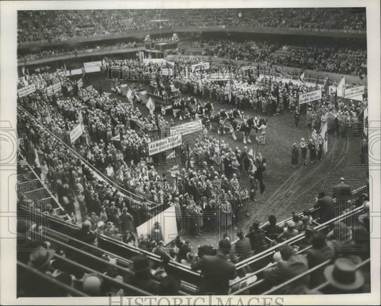 1950 Press Photo Young farmers march in annual 4-H parade at Chicago stock yards-Historic Images