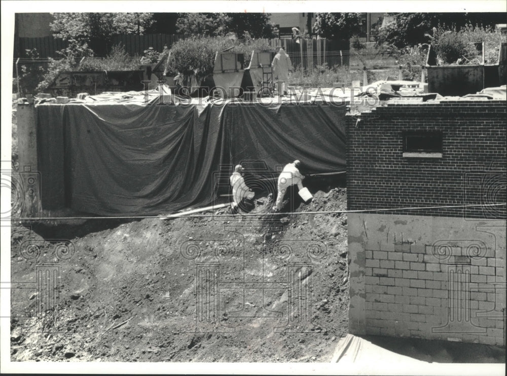 1991 Press Photo Workers at chromium-contaminated site in Milwaukee - mjb72790 - Historic Images