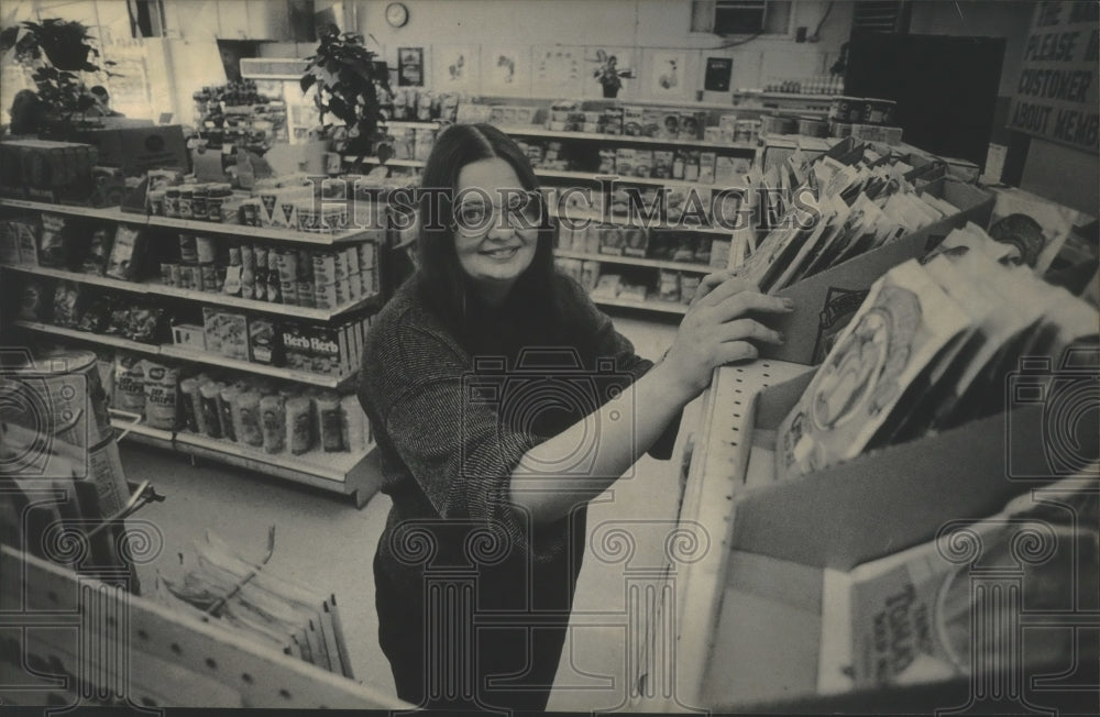 1984 Press Photo Sharon Juozapavicious new manger Outpost Foods Co-Op Milwaukee - Historic Images