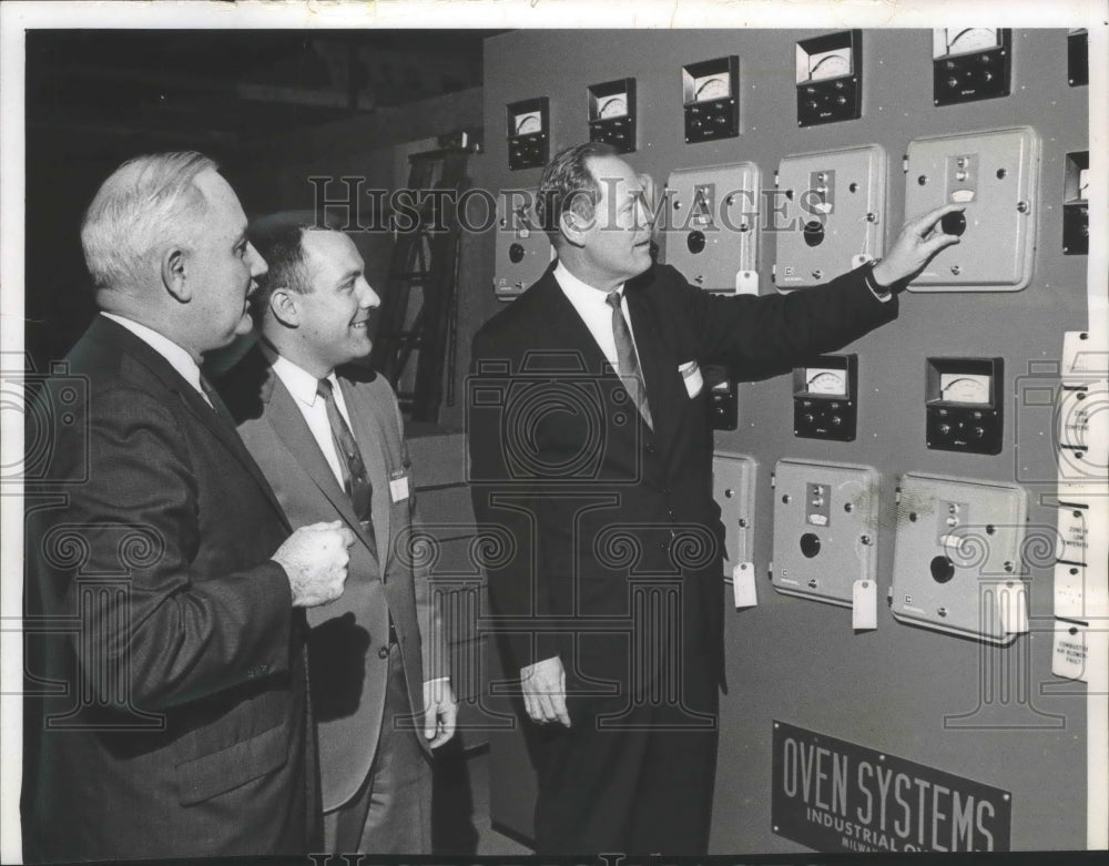 1985 R. E. Sherman inspects new Oven Systems facility Silver Spring - Historic Images