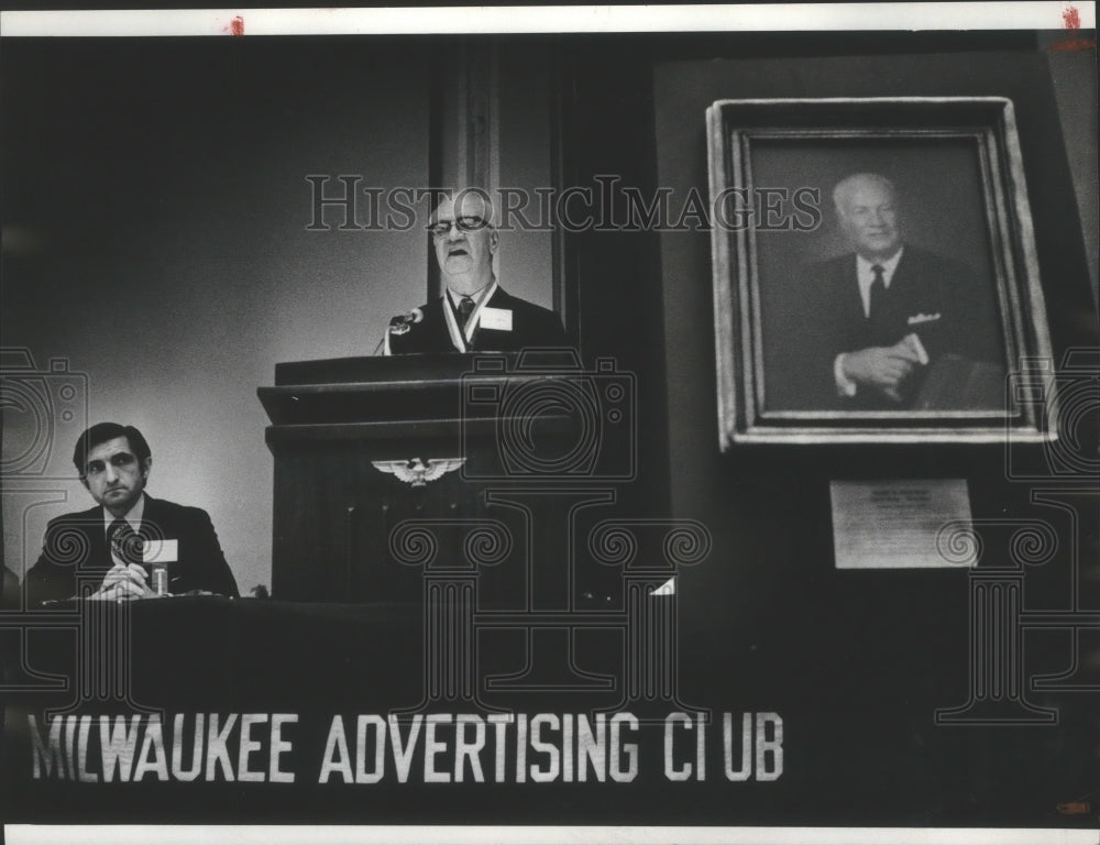 1978 Harry Hoffman speaking to club, portrait unveiled, Milwaukee.-Historic Images