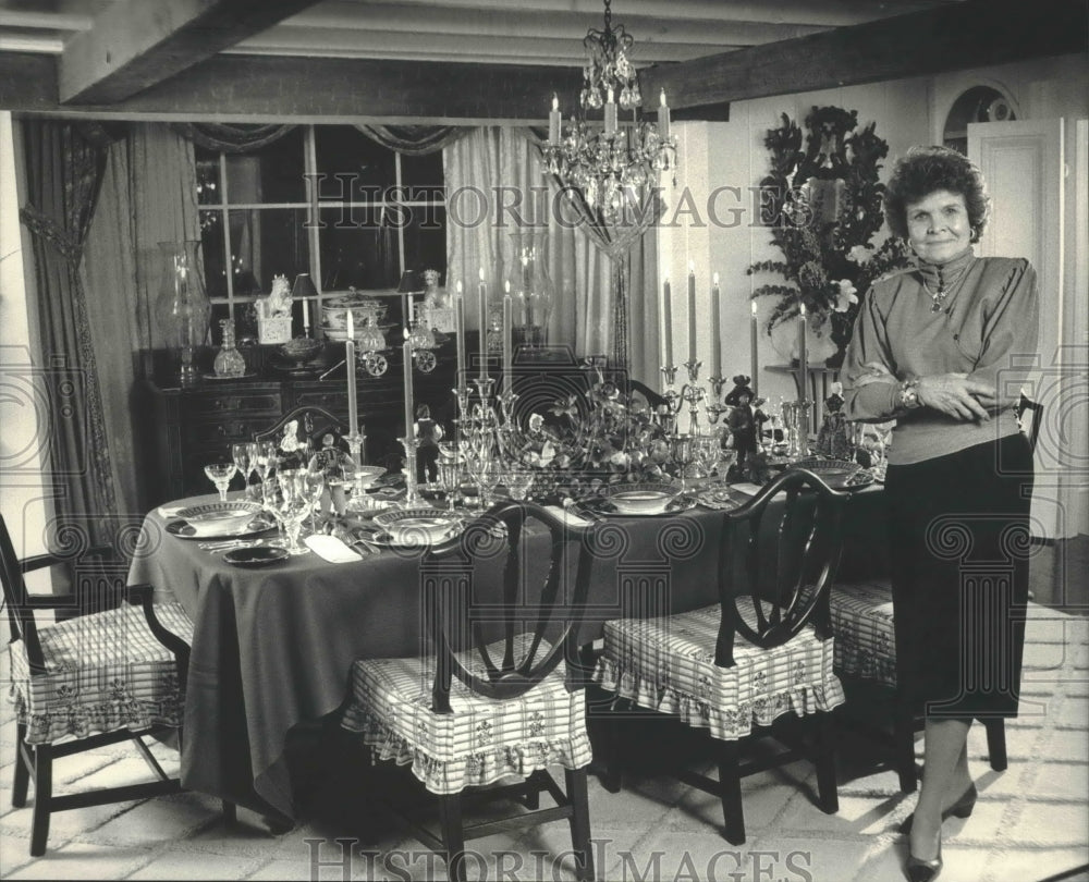 1986 Press Photo Bette Mixter Holbrook interior designer, entertaining at home. - Historic Images