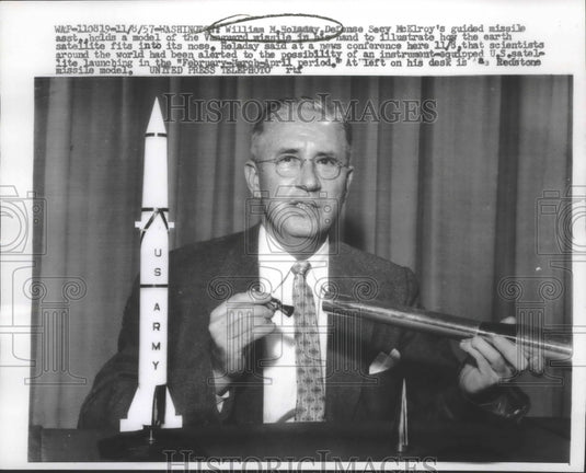 1957 Press Photo William Holaday, illustrates how the satellite fits, Washington - Historic Images