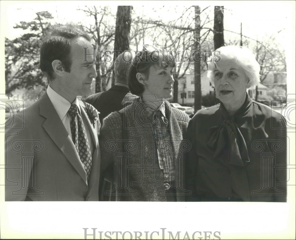 1981 Press Photo Roger &amp; Ann Hull with Martha Peterson of Beloit College - Historic Images