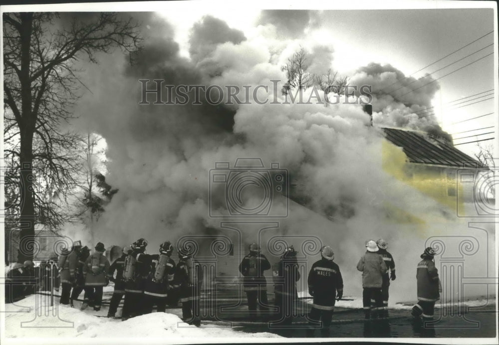1990 Press Photo Firefighters in Wisconsin try to save Albert Troxell&#39;s home - Historic Images