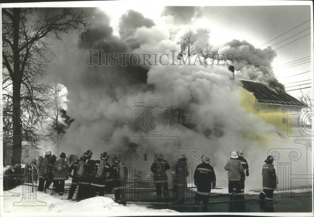 1990 Press Photo Firefighters in Wisconsin try to save Albert Troxell's home - Historic Images