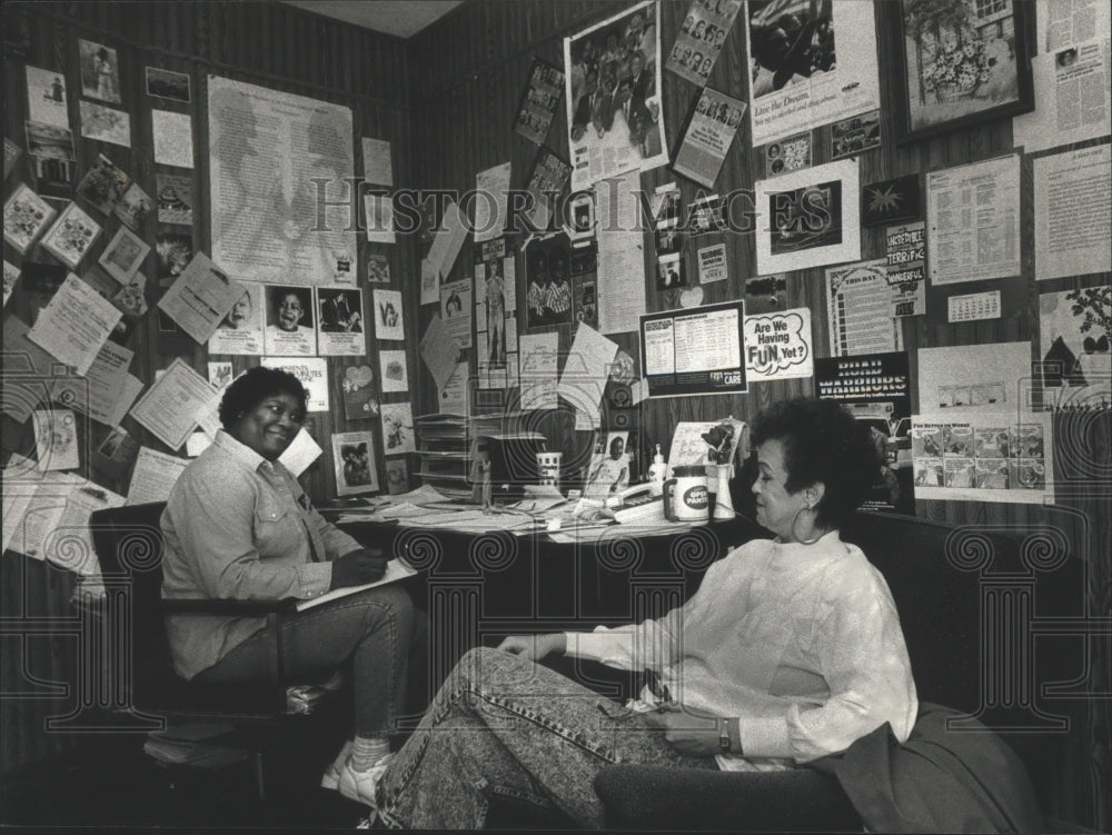 1990 Counselor Eva Lofton helps Donna Stephans&#39; alcohol addiction - Historic Images