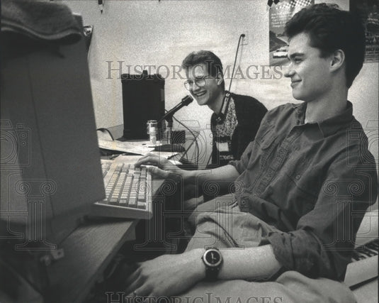 1993 Press Photo Tom Bialzik & Jesse Kasten, Hobby Headquarters, Port Washington - Historic Images