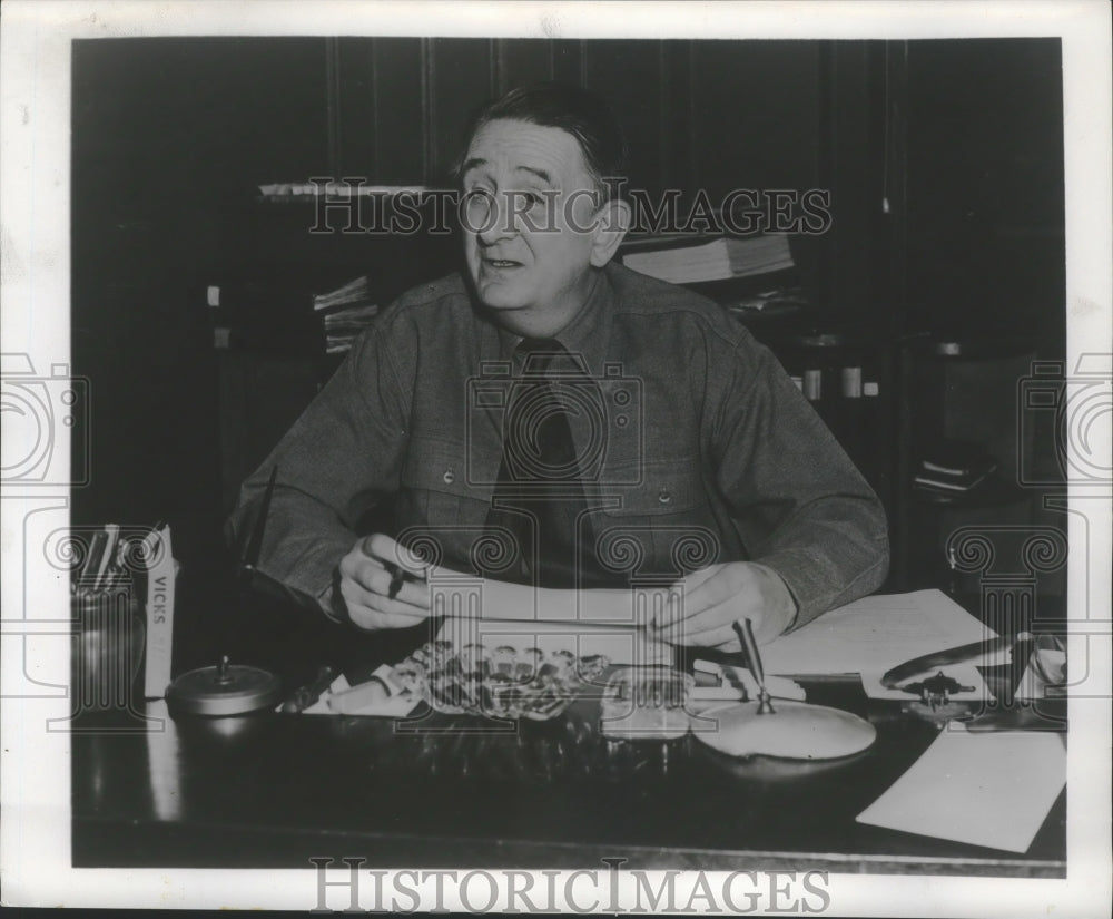 1953 Press Photo Religious author, the late Fulton Oursler, works at his desk. - Historic Images