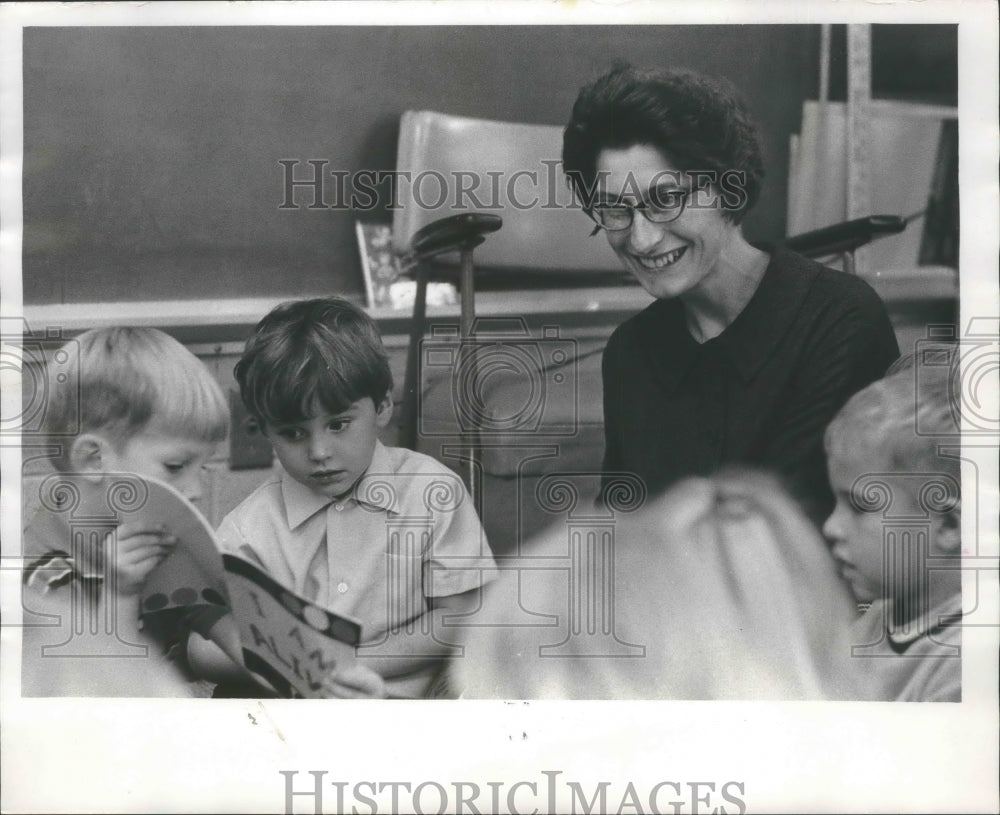 1968 Press Photo Sister Florence Persteiner reads book with kindergarten group-Historic Images