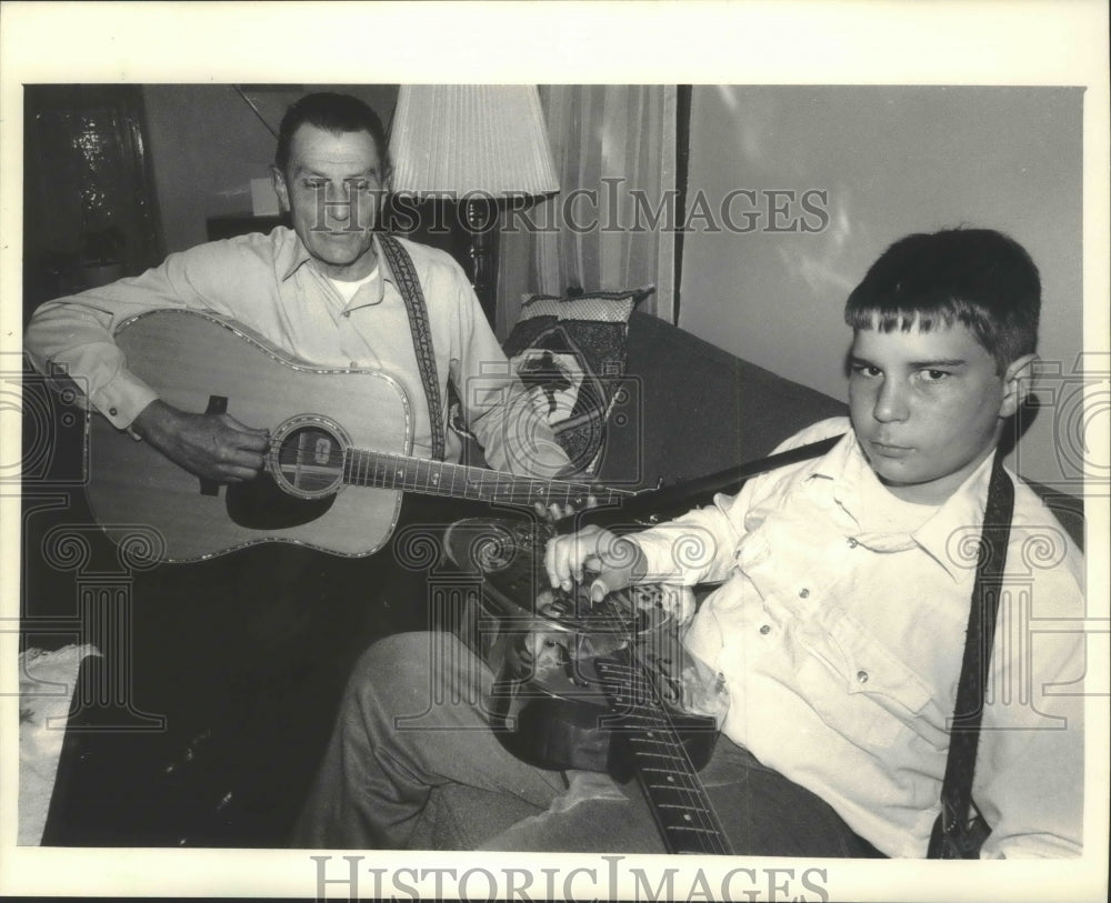 1986 Wisconsin singer Bill Huston and son, Kenny-Historic Images