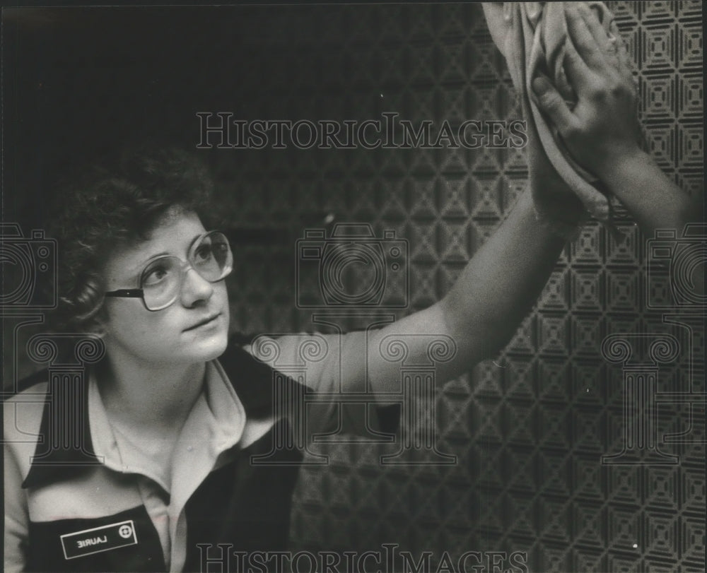 1980 Laruie Champagne cleans a mirror at Milwaukee Hyatt Regency-Historic Images