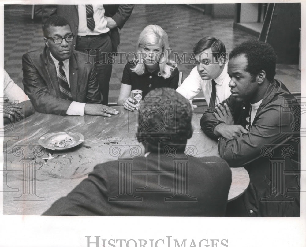 1968 Press Photo Robert Humphrey and wife talking with residents of, Milwaukee.-Historic Images
