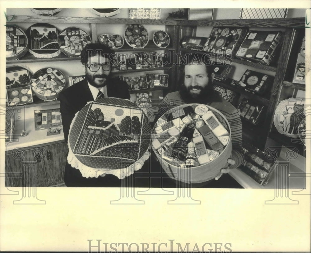 1984 Press Photo Michael Kleinman, Isaac Ort, show store gift packs, Wisconsin. - Historic Images