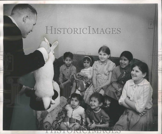 1961 Press Photo Christmas party at International Institute with magician - Historic Images
