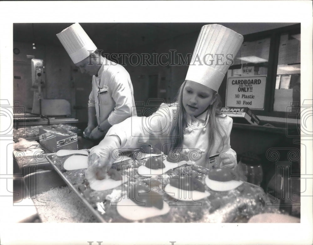 1994 Press Photo Thekia Brumder cooks at Camp Hyatt Career Day with Ken Ketchum - Historic Images