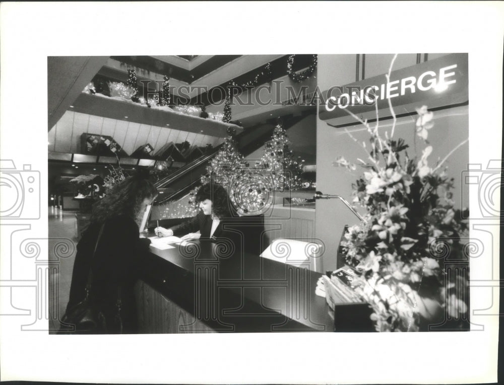 1993 Concierge desk at Hyatt Regency hotel Milwaukee downtown - Historic Images