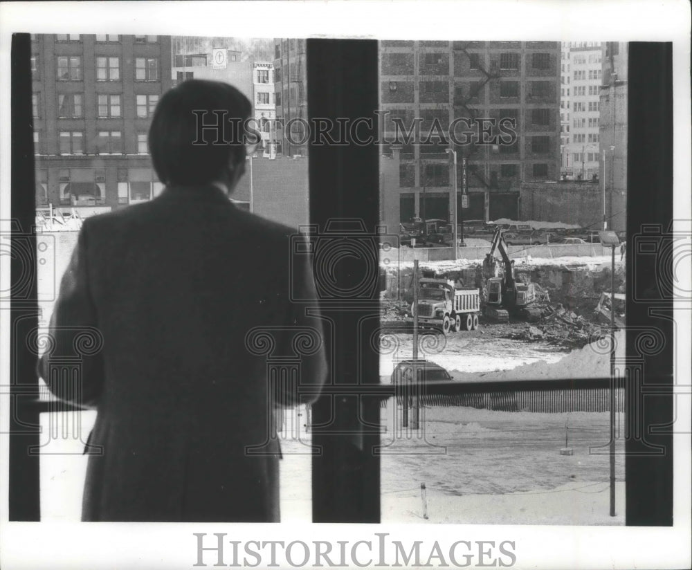 1979 Press Photo Attorney watches Hyatt Regency Hotel construction, Milwaukee - Historic Images