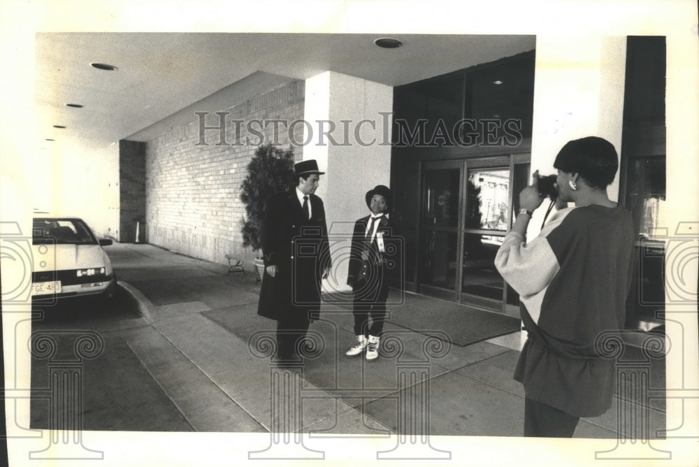 1992 Press Photo Bobby Miriscal, Barbara &amp; Phillip Calvert at Milwaukee&#39;s Hyatt - Historic Images