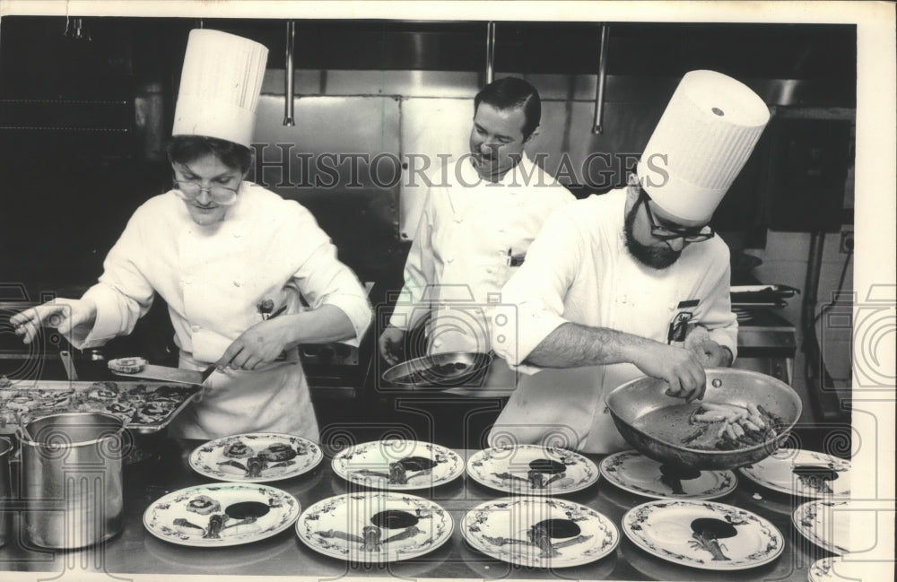 1986 Press Photo Daniel Harri &amp; chefs in the Hyatt Regency Hotel kitchen - Historic Images