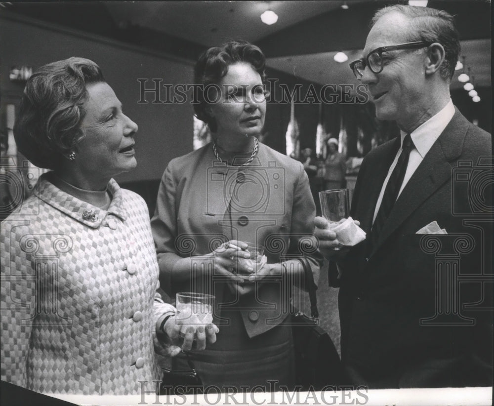 1968 Press Photo Mrs. Craig Hutchinson, wife of Milwaukee symphony General Mgr.-Historic Images