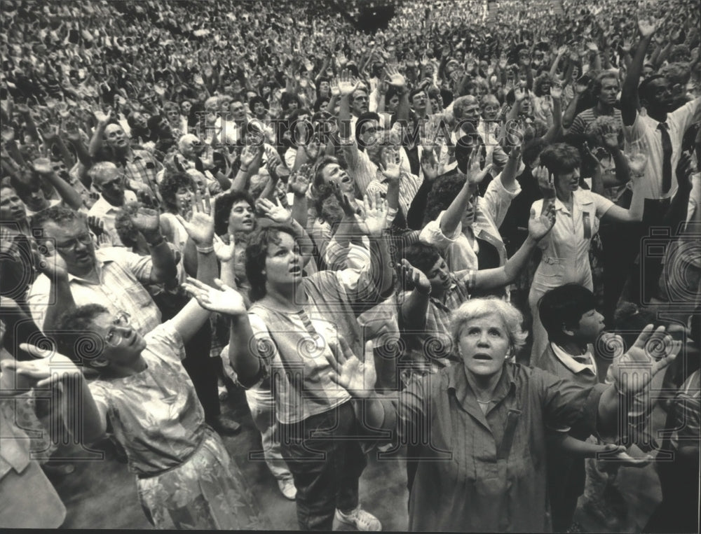 1987 Believers in Charles Hunter attend event at Milwaukee arena - Historic Images