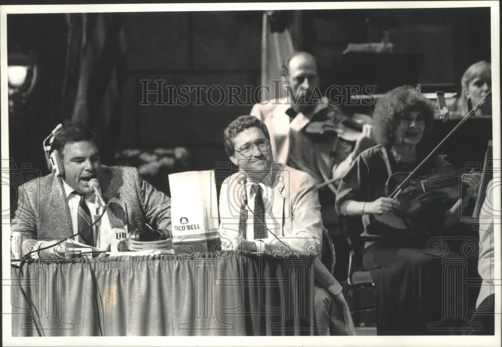 1989 Press Photo Sportscasters narrate a performance of the Milwaukee Symphony - Historic Images