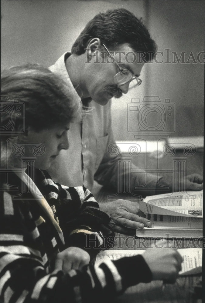 1990 Press Photo Teacher John Becker help student Josh Berndt at Mukwonago High - Historic Images