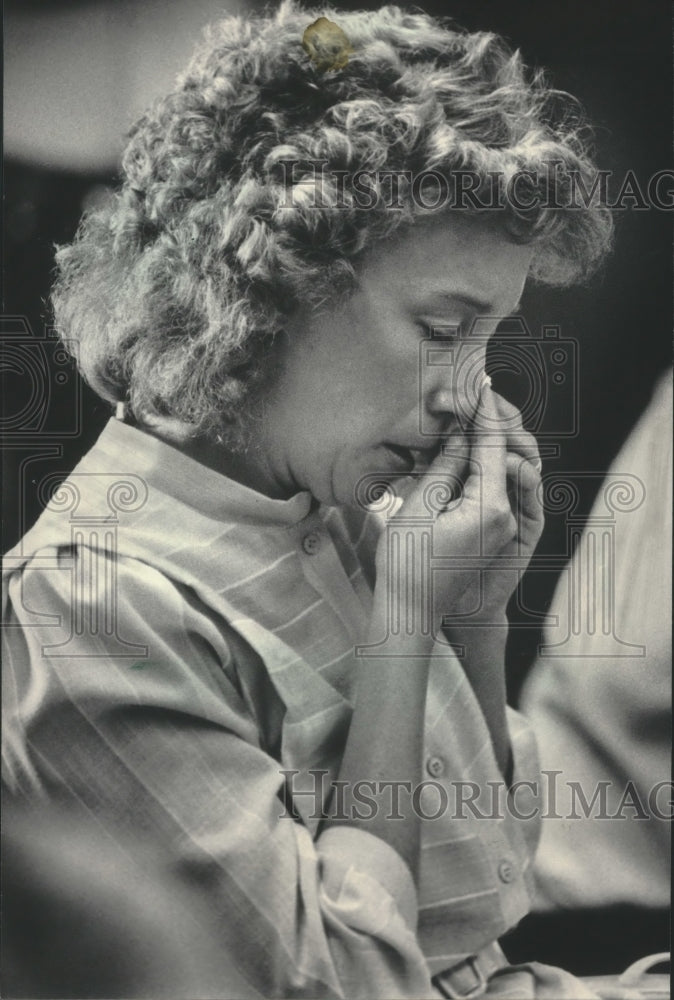 1985 Press Photo Patricia Mork, wife of Gerald Mork wiped away tears, Wisconsin - Historic Images