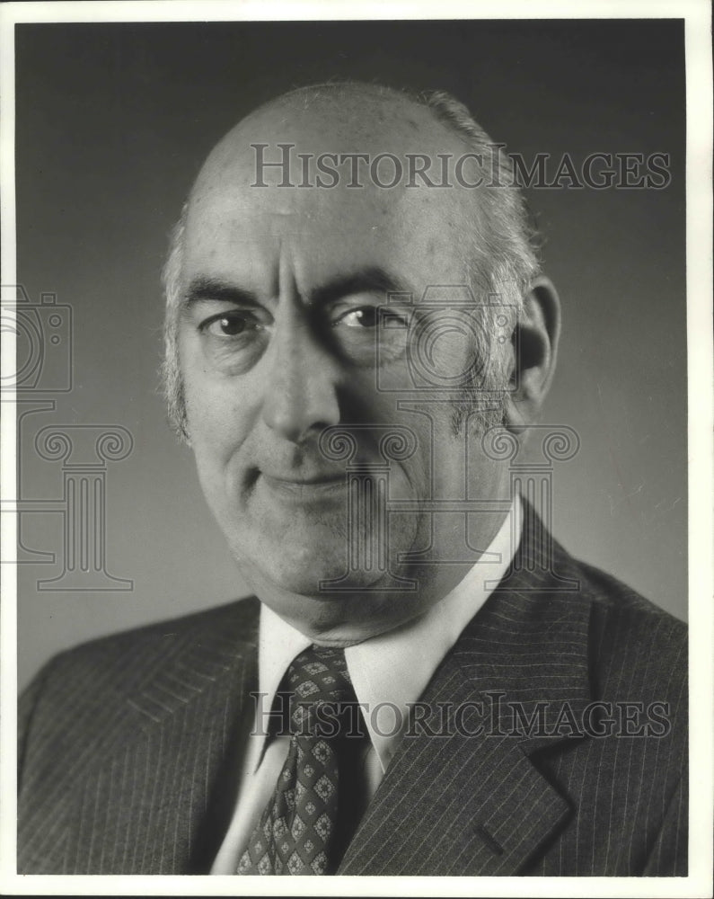 1990 Press Photo Raymond T. Morris president of Metropolitan Cadillac Inc - Historic Images