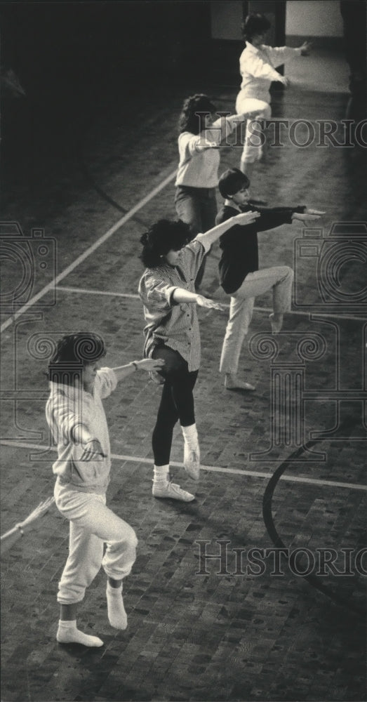 1987 Press Photo Students in chorus line at Milwaukee Theater Festival workshop - Historic Images