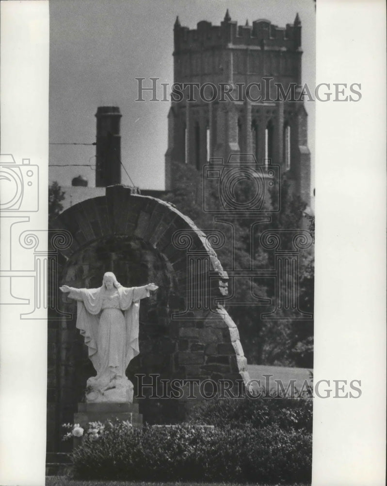 1982 Press Photo Statue of Mary on Mount Mary College - mjb73528 - Historic Images