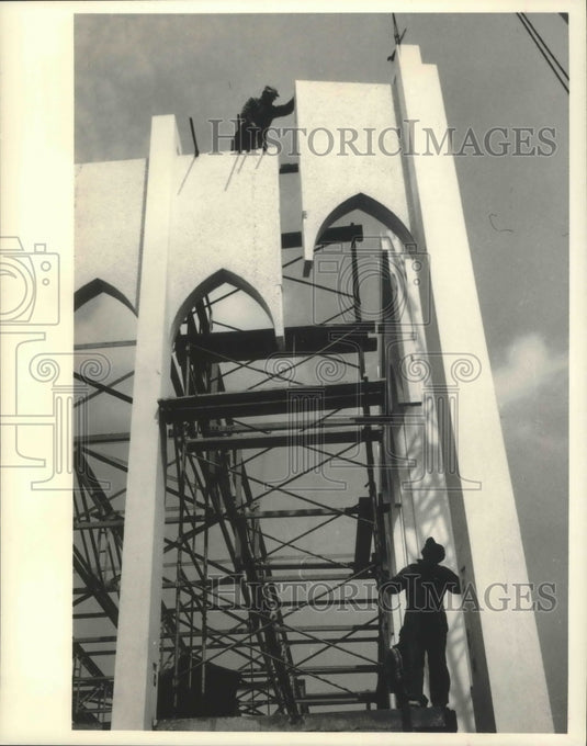1988 Press Photo Men working construction of Bergstrom Hall Mount Mary College - Historic Images