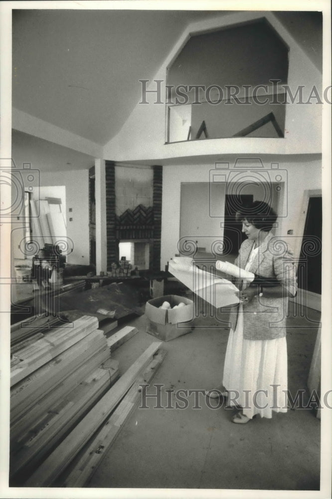 1990 Press Photo Mount Mary College senior looking at interior of Mequon home - Historic Images