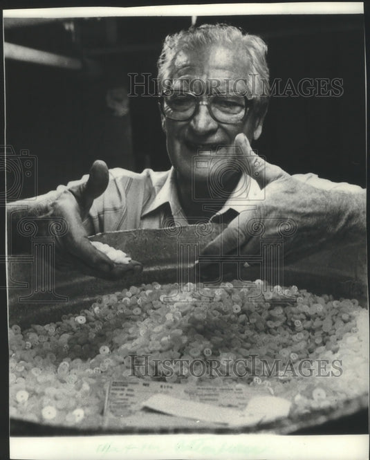 1983 Press Photo J & K President H. Bernard Hahn sifted through plastic buttons - Historic Images